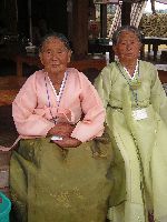 women in hanbok